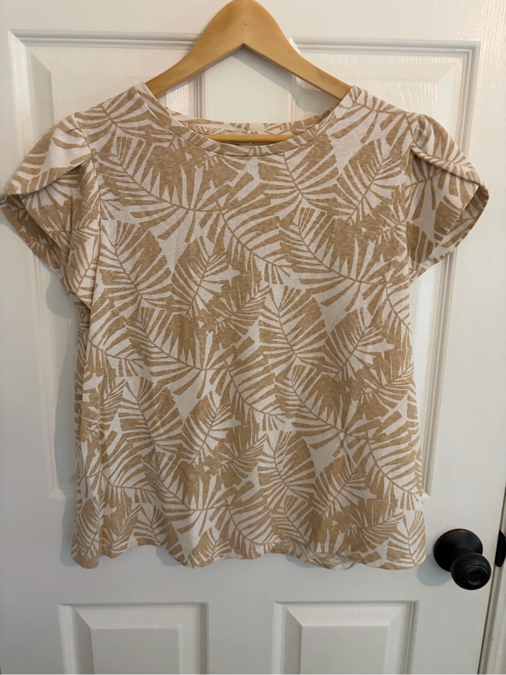 LOFT Short Petal Sleeve Palm Leaf Print Tee in Cream and Tan - size XL